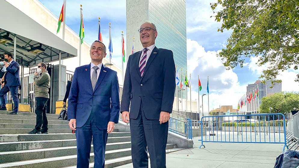 Il nuovo presidente della Confederazione Ignazio Cassi e il suo predecessore Guy Parmelin