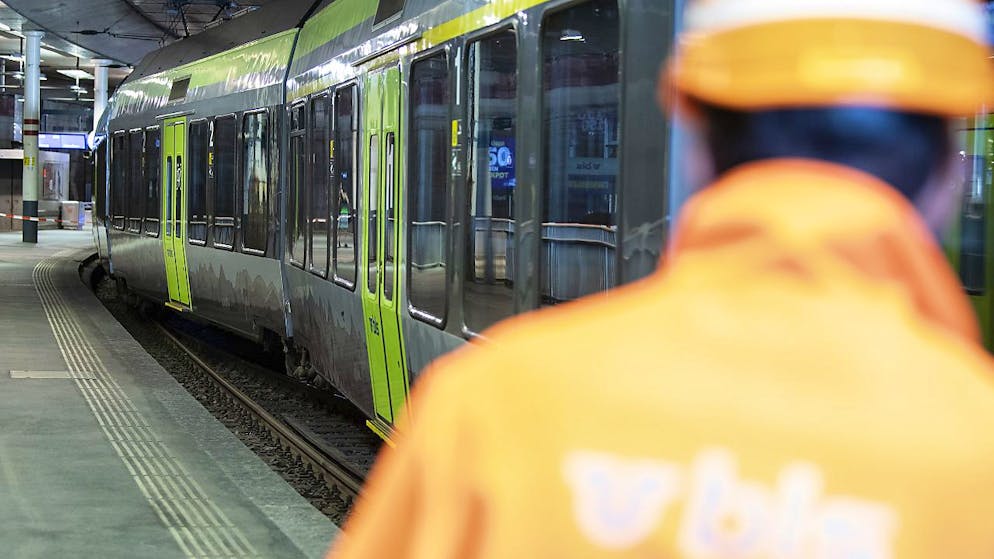 Il traffico ferroviario è stato interrotto nella regione della Simmental bernese a causa di un deragliamento. Nella tarda serata di ieri, una locomotiva ha colpito una pietra ed è uscita dai binari. I convogli tornano a funzionare normalmente dalle 11.