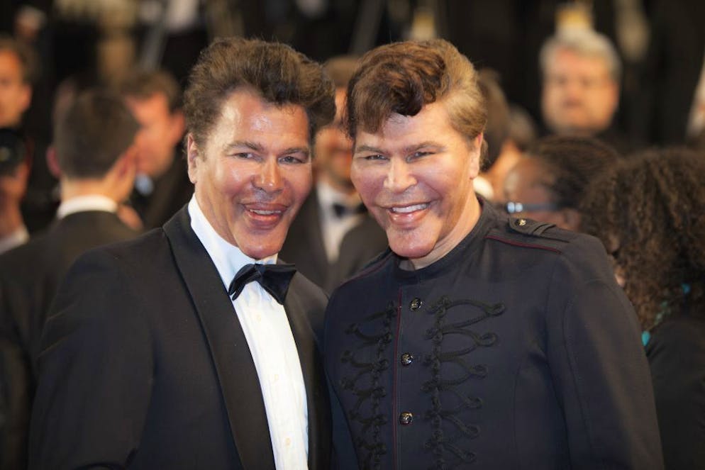 Igor (à g.) et Grichka Bogdanoff posent le 24 mai 2013 à leur arrivée pour la projection du film ‹Michael Kohlhaas› présenté en compétition à la 66e édition du Festival de Cannes.