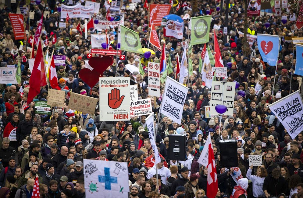 Des manifestants lors d'un rassemblement contre les mesures pour contenir le coronavirus et contre la loi Covid-19, le samedi 20 novembre 2021 à Zurich. (archives)