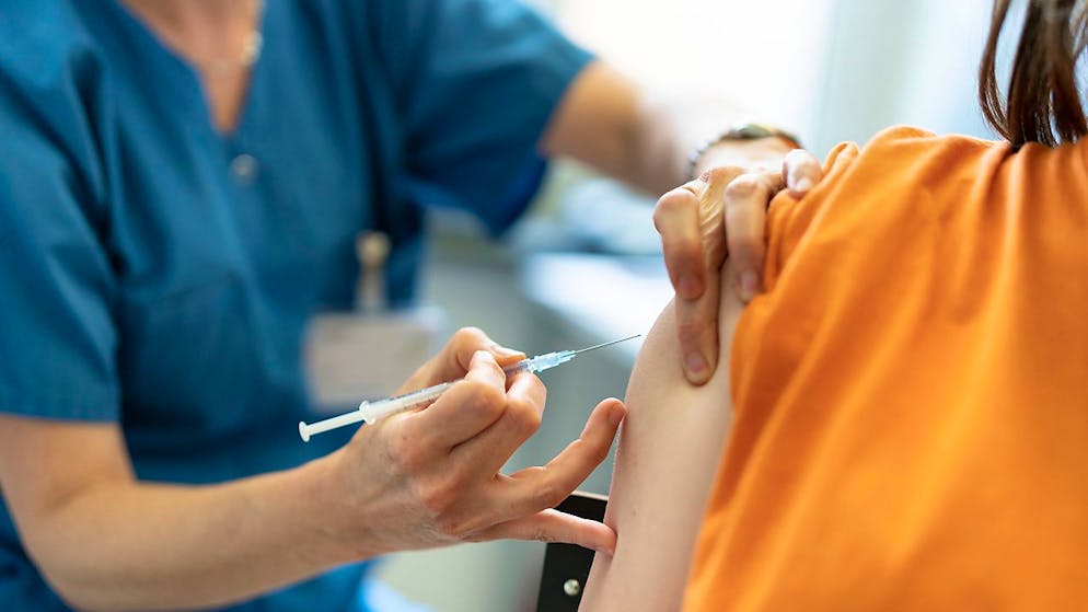 Stando a task force e pediatri, i vaccini a mRNA funzionano bene e sono sicuri anche per i bambini.