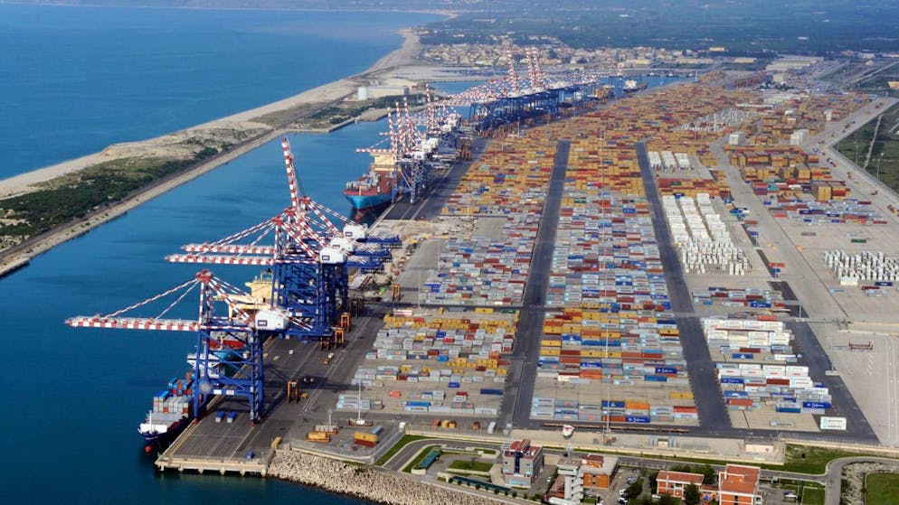 Tre tonnellate di cocaina purissima sono state sequestrate in due operazioni nel porto di Gioia Tauro (Reggio Calabria). Lo stupefacente, una volta tagliato, avrebbe potuto fruttare alla criminalità un introito di circa 1 miliardo di euro.