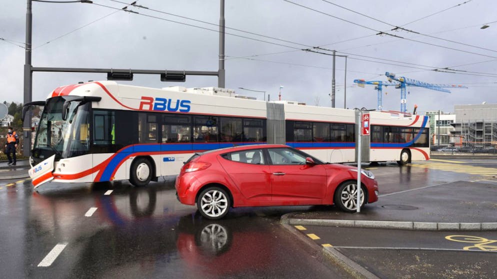 Bei der Kollision zwischen dem Auto und dem Bus wurde ein Passagier leicht verletzt.