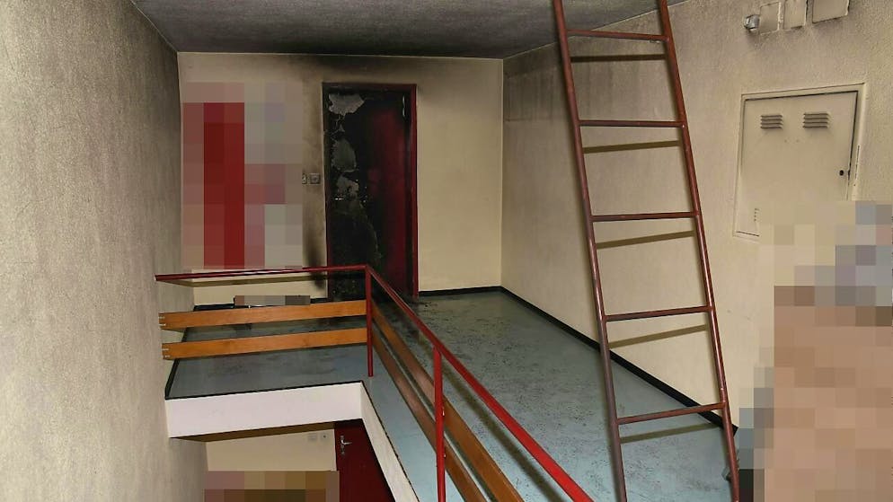 Tatort Treppenhaus: Ein 48-Jähriger soll in Wohlen AG in einem Mehrfamilienhaus Schuhe vorsätzlich angezündet haben. Der Mann wurde festgenommen.