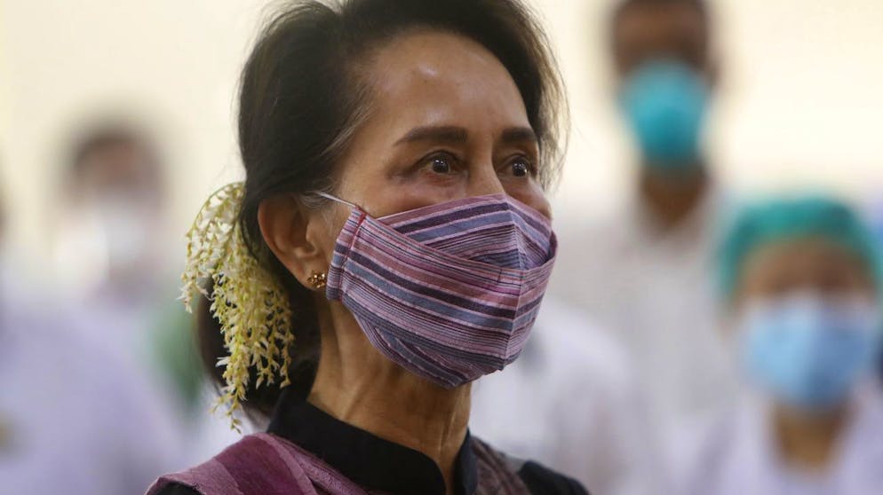 Friedensnobelpreisträgerin Aung San Suu Kyi beobachtet Ende Januar eine Corona-Impfaktion in Naypyitaw: Sie hatte sich bei der jüngsten Parlamentswahl eine zweite Amtszeit gesichert.
