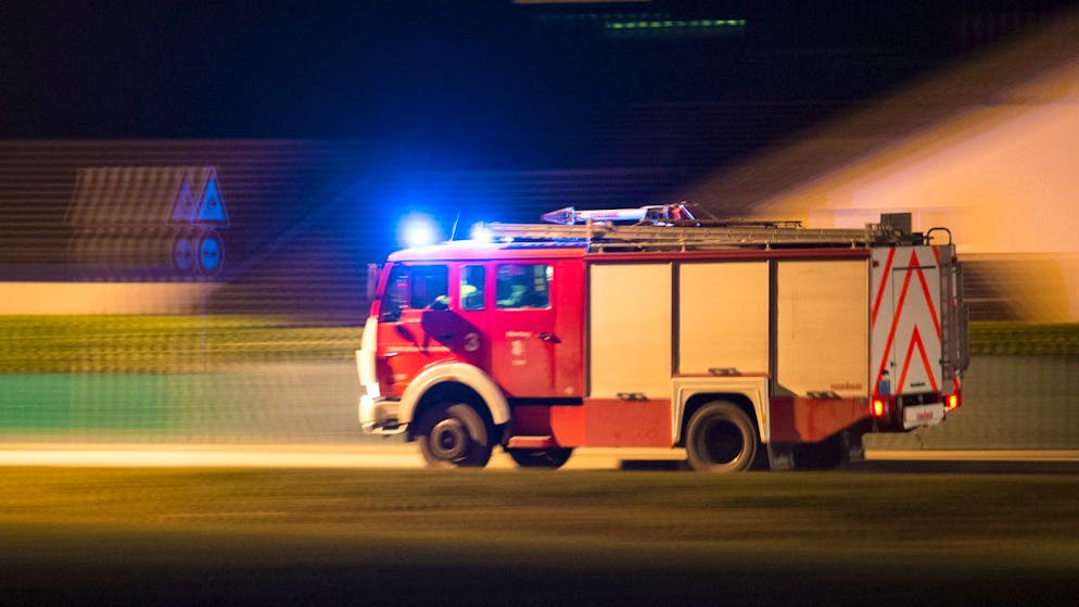 Mehrere Feuerwehrkorps bekämpften den Grossbrand vom 22. Januar im Berner Jura (im Bild ein Fahrzeug aus dem Kanton Wallis).