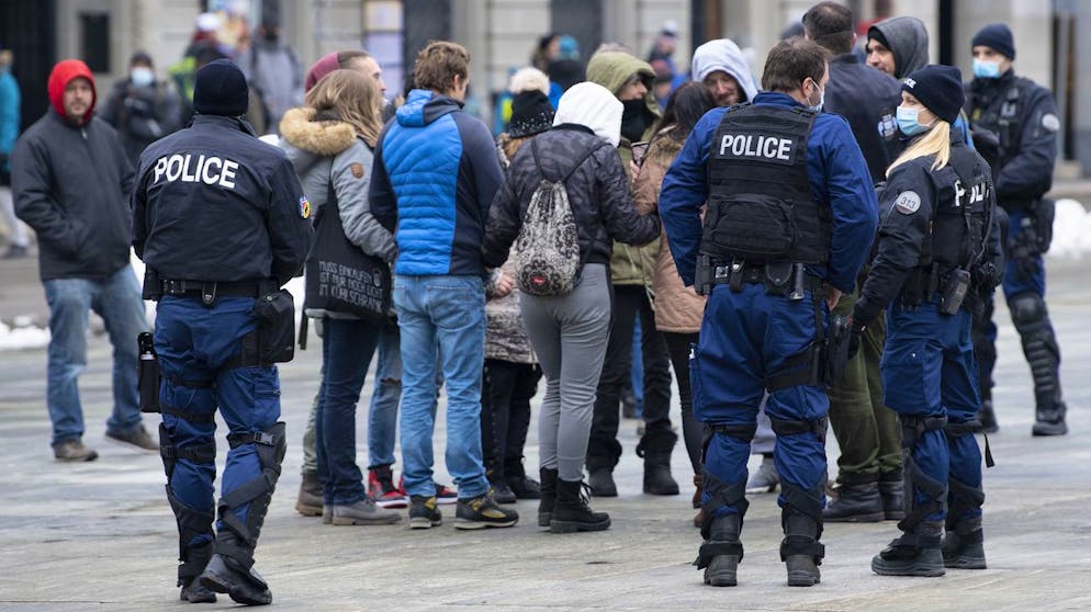 Eine kleine Gruppe von Demonstranten bei einer Kundgebung gegen die Corona-Massnahmen wird am 2. Januar 2021 auf dem Bundesplatz in Bern von Polizisten beobachtet. (Symbolbild)