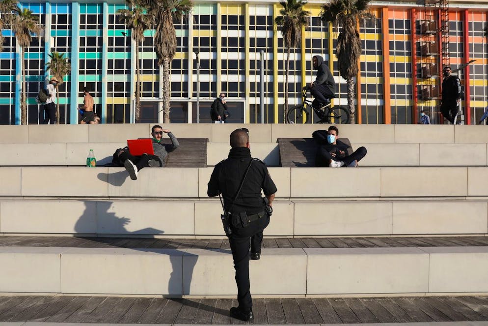 Ein Polizist in Tel Aviv, Israel, befragt Ende Januar Männer, die sich während des Lockdowns am Strand aufhalten. (Archiv)