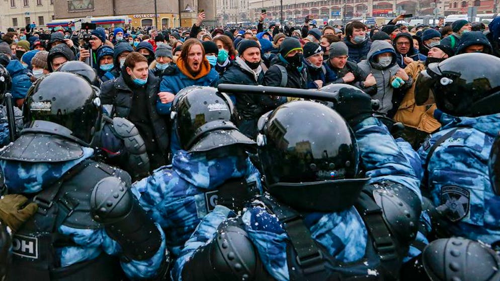 Tausende von Menschen gingen am Sonntag wie hier in Moskau in ganz Russland auf die Strassen, um die Freilassung Nawalnys zu fordern.