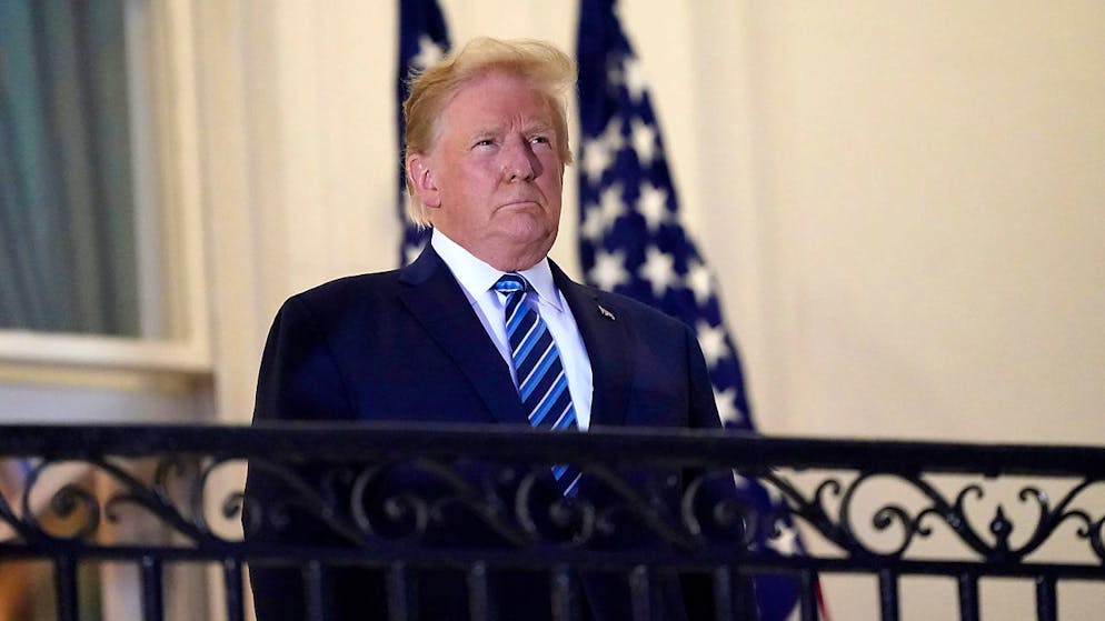 ARCHIV - Der damalige US-Präsident Donald Trump steht am 5. Oktober 2020 auf dem Balkon des Weißen Hauses, nachdem er nach überstandener Corona-Infektion das Krankenhaus verlassen hat. Foto: Alex Brandon/AP/dpa