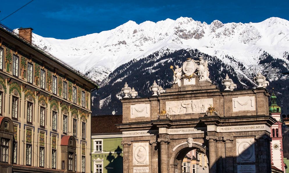 Die Triumphpforte und dahinter die Nordkette in Innsbruck: Trotz Südafrika-Mutante ist die Zahl der Corona-Neuinfektionen im österreichischen Bundesland Tirol bislang im Landesvergleich sehr klein. (Archiv)