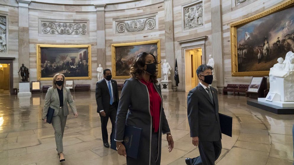 Mitglieder des US-Repräsentantenhauses am Dienstag im US-Kapitol in Washington auf dem Weg zur Kammer des Senats, wo das zweite Impeachment-Verfahren gegen Donald Trump stattfindet.