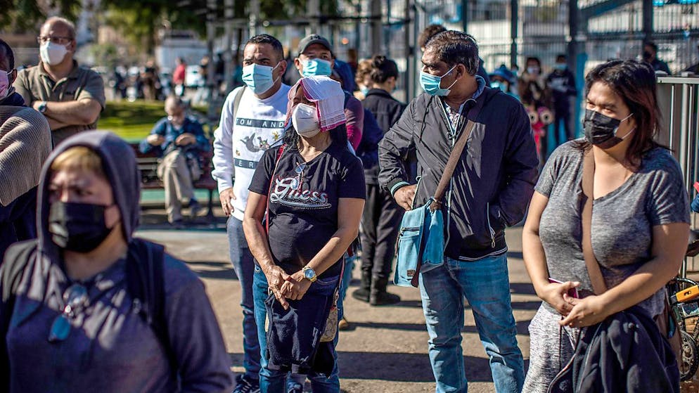 Menschen stehen vor dem Impfzentrum des Sourasky Medical Centre in Tel Aviv für eine Impfung gegen das Coronavirus an. Foto: Ilia Yefimovich/dpa
