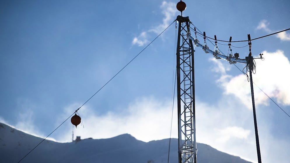 Blick auf ein Schneiseil: Eine Forschungsgruppe testet seit Donnerstag bei der Talstation Diavolezza in Pontresina GR eine neuartige Beschneiungsanlage, die das Abschmelzen des Morteratschgleschters verlangsamen soll.