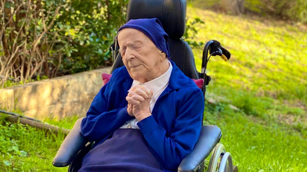 HANDOUT - Dieses vom Pflegeheim Sainte-Catherine Laboure zur Verfügung gestellte Foto zeigt Schwester Andre (Geburtsname Lucile Randon). Mit 117 Jahren führt sie die Liste der ältesten Frauen Europas an - und hat gerade erst eine Infektion mit dem Coronavirus überstanden. Foto: David Tavella/Sainte-Catherine Laboure care home/AP/dpa - ACHTUNG: Nur zur redaktionellen Verwendung im Zusammenhang mit der aktuellen Berichterstattung und nur mit vollständiger Nennung des vorstehenden Credits. Keine Verwendung nach dem 25.02.2021.