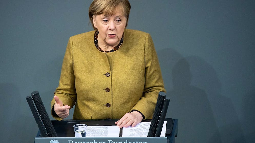 Die deutschee Bundeskanzlerin Angela Merkel (CDU) hält in der Plenarsitzung des Deutschen Bundestages eine Regierungserklärung zu den Ergebnissen der Bund-Länder-Runde zur Bewältigung der Corona-Pandemie. Foto: Bernd von Jutrczenka/dpa