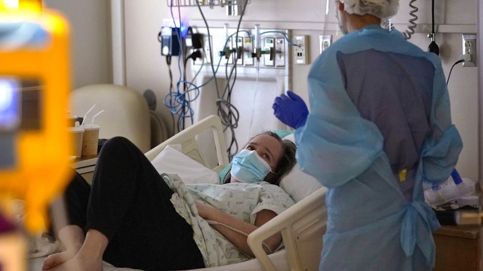 Eine Covid-Patientin unterhält sich in einem Spital in Seattle, US-Bundesstaat Washington mit einer Pflegekraft. (Archiv)