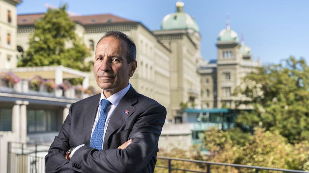 Der EU-Botschafter in der Schweiz, Petros Mavromichalis, vor dem Parlamentsgebäude in Bern.