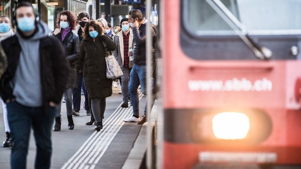Passagiere am Bahnhof in Lugano: Wegen eines beschädigten Zuges kam es zu Verspätungen im Fernverkehr. (Symbolbild)