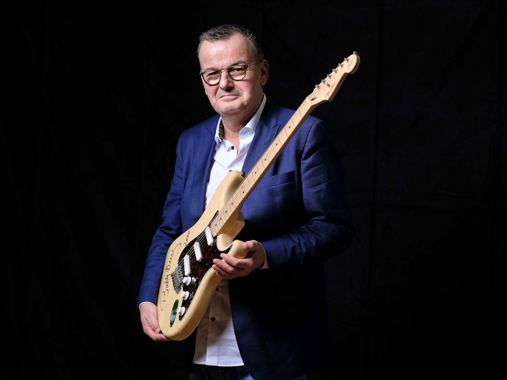Philipp Fankhauser und seine handsignierte Gitarre von Buddy Guy. Was es damit auf sich hat, verrät er Montag in der Baloise Session Story bei der Baloise Session @home.