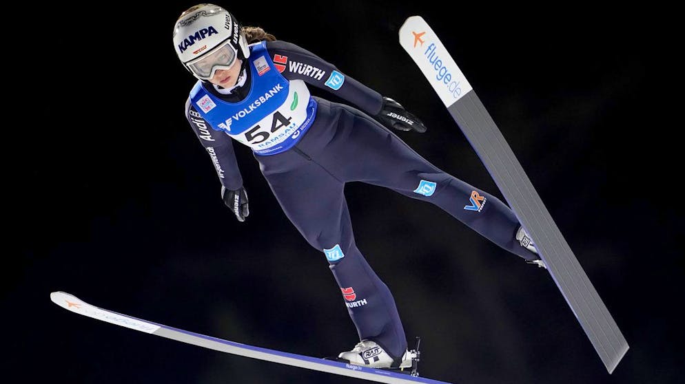 ABD0098_20201217 - RAMSAU - ÖSTERREICH: Juliane Seyfarth (GER) am Donnerstag, 17. Dezember 2020, während der Qualifikation zum Skisprung-Weltcup der Damen in Ramsau. - FOTO: APA/GEORG HOCHMUTH
