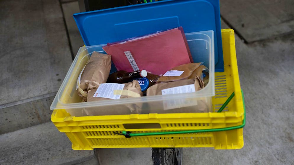 Mit dem Fahrrad liefert ein Restaurant Take-Away-Bestellungen aus. Der Bund hat gegen die Ausbreitung des Coronavirus die Schliessung von Gastronomiebetrieben verordnet. (Archivbild)