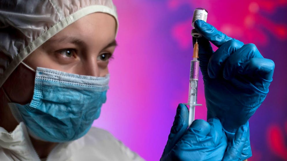 Medizinisches Personal bereitet den Impfstoff von Pfizer-Biontech vor. (Archiv)