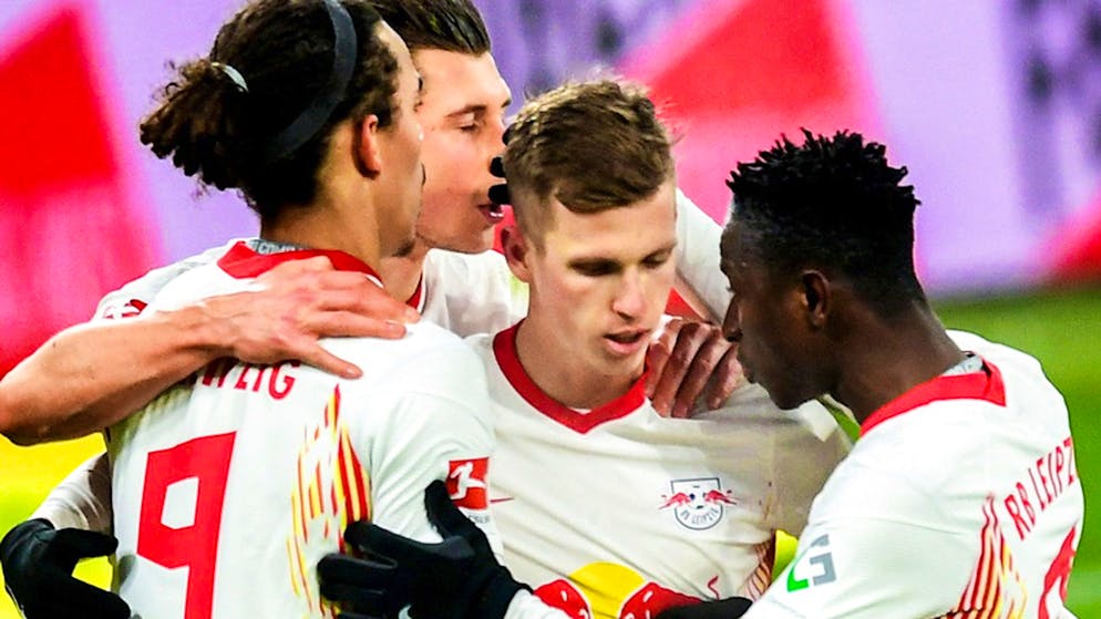 Leipzigs Spanier Dani Olmo, Schütze des 1:0 auf Penalty, bei einem wuchtigen Abschluss