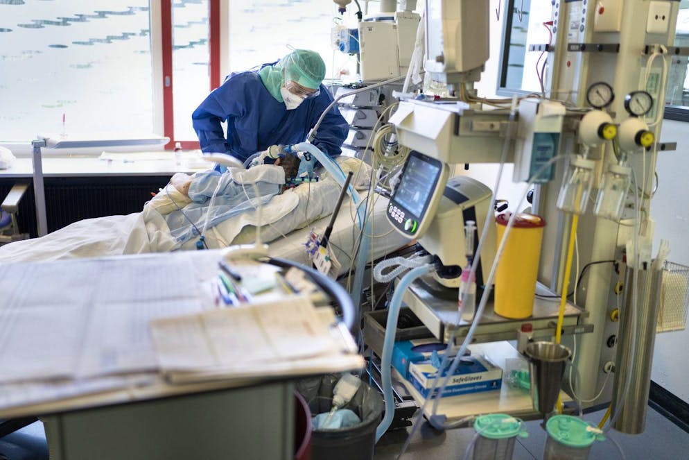 Aerzte und Pflegende kuemmern sich um Covid-Patienten auf der Covid-19-Intensivabteilung im Stadtspital Triemli am 10. Dezember 2020 in Zuerich. (KEYSTONE/Gaetan Bally)