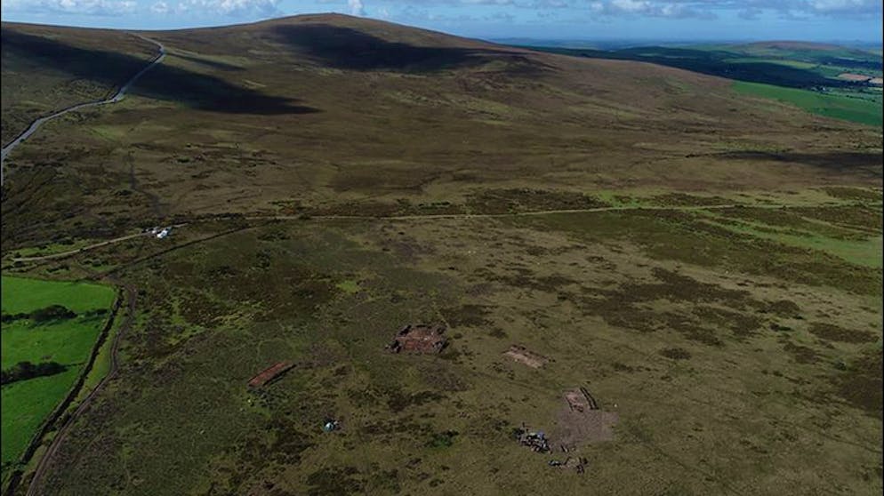 Das undatierte Handout-Foto vom «Antiquity Journal» zeigt Waun Mawn. Neuen Forschungen zufolge könnte das Stonehenge-Monument jahrhundertelang hier in Wales gestanden haben.
