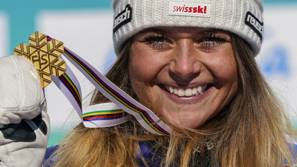 Corinne Suter mit ihrer WM-Goldmedaille