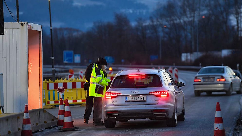 Bundespolizei kontrolliert Reisende an der Autobahn A93 bei Kiefersfelden in Richtung Deutschland. Foto: Angelika Warmuth/dpa