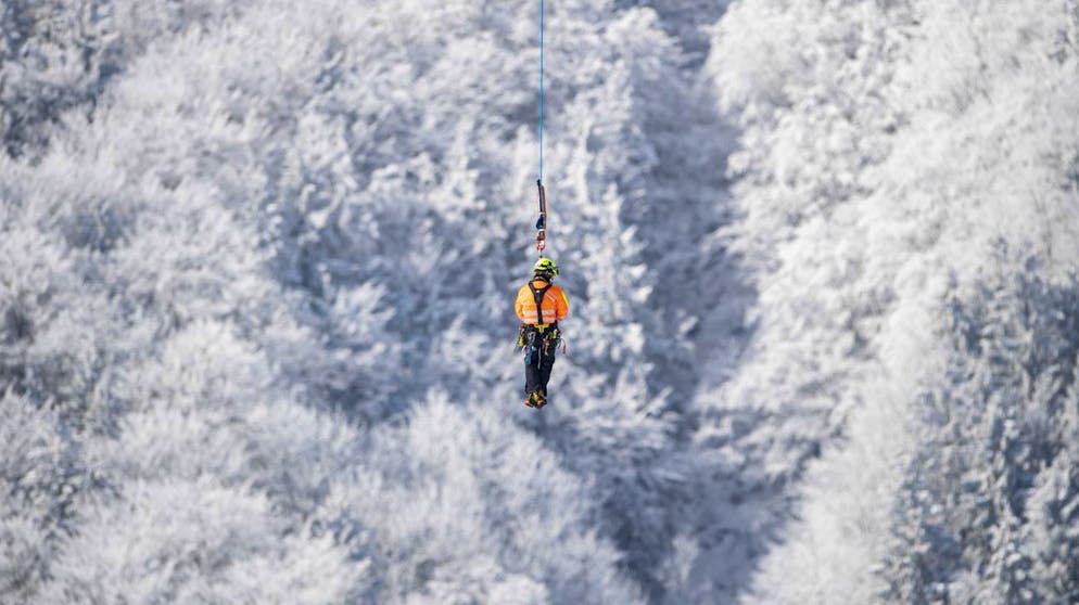 Bilder des Tages. Evakuierungsaktion bei der Seilbahn Lungern-Turren in Lungern im Kanton Obwalden: Wegen einer technischen Panne mussten rund 27 Personen mit dem Helikopter gerettet werden.