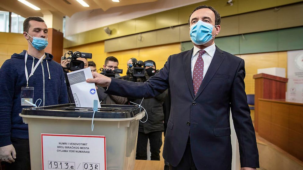 Albin Kurti (r), Vorsitzender von Vetevendosje (Selbstbestimmung), gibt seinen Stimmzettel bei der Parlamentswahl ab. Foto: Visar Kryeziu/AP/dpa