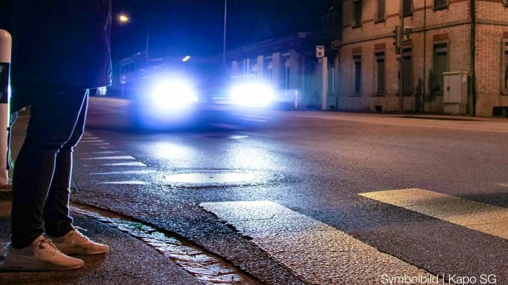 Ein Fussgänger ist auf einem Fussgängerstreifen in Heerbrugg von einem Auto angefahren und schwer verletzt worden. (Symbolbild)