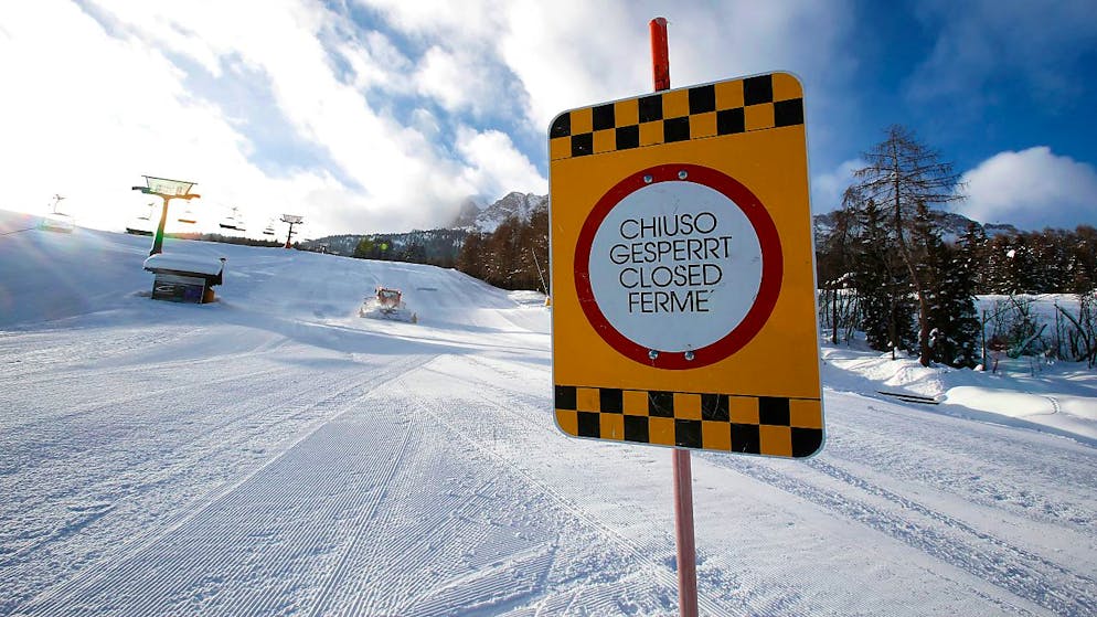 ARCHIV - Ein Schild markiert eine gesperrte Skipiste. Foto: Antonio Calanni/AP/dpa