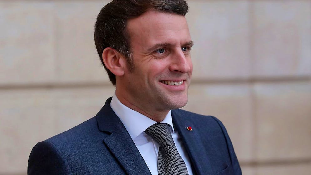 Emmanuel Macron, Präsident von Frankreich, lächelt während einer per Videoübertragung gemeinsamen Pressekonferenz mit Bundeskanzlerin Merkel. Foto: Thibault Camus/AP/dpa