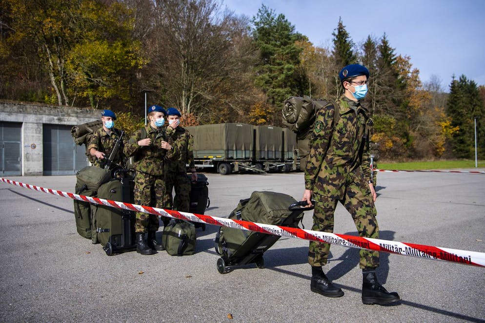 Des soldats de la compagnie sanitaire 1 arrivent lors de la mobilisation afin d'intervenir dans le systeme des soins en Suisse romande lors de la crise du Coronavirus (Covid-19) le dimanche 8 novembre 2020 a la Caserne de Moudon. Des le debut de semaine, les miliatires dechargeront le systeme de sante du canton de Geneve dans le domaine du transport et des soins de base apportes aux patients du Covid-19. (KEYSTONE/Jean-Christophe Bott)