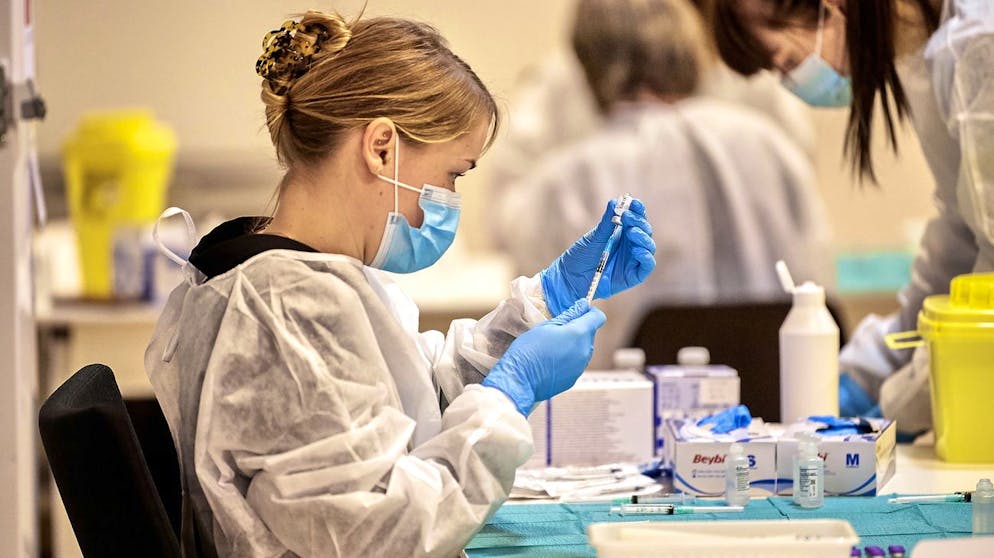epa08960275 Health workers prepare the Covid-19 vaccine to be administered to residents of Plejecenter Faelledgaarden in Copenhagen, Denmark, 23 January 2021. EPA/Nils Meilvang DENMARK OUT