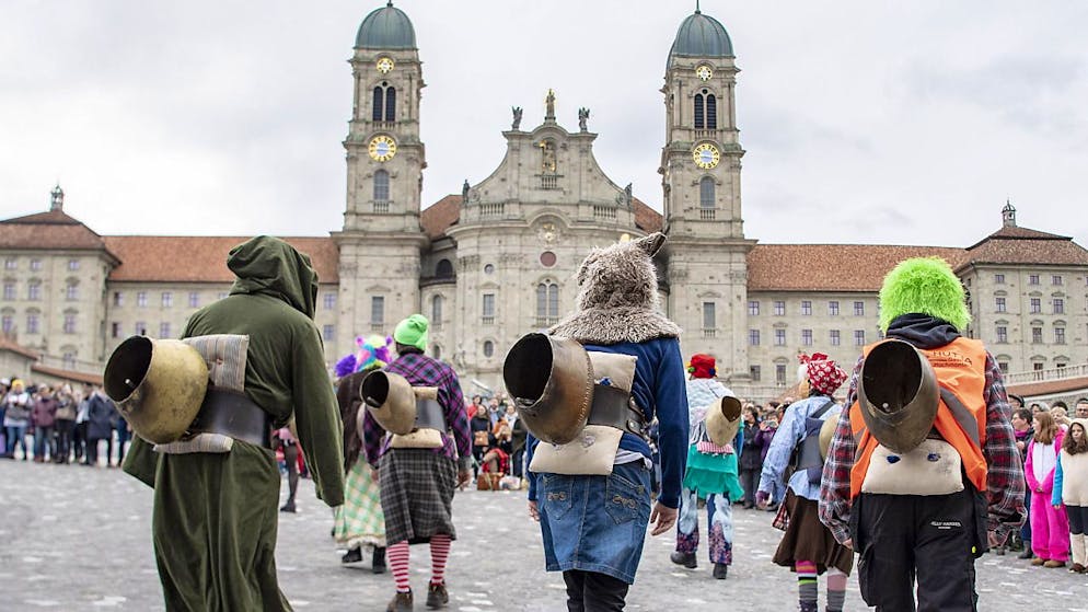 Nicht so viele Fasnächtler wie hier vor einem Jahr waren am Montagmorgen in Einsiedeln unterwegs, laut Polizei aber über 1000.