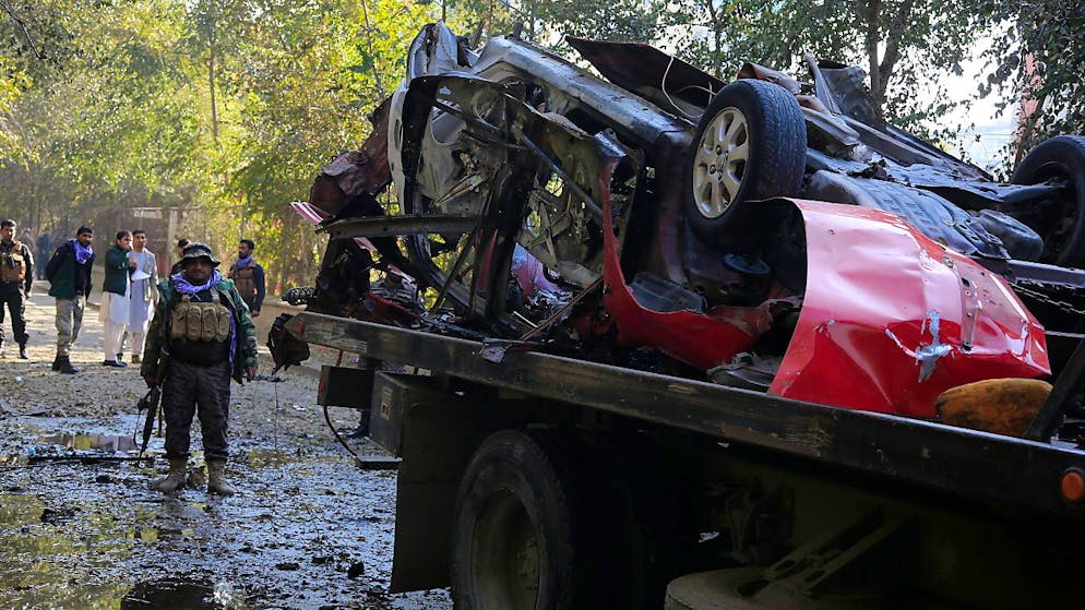 ARCHIV - Tatort nach dem ein afghanischer Journalist in seinem Auto von einer Bombe getötet wurde. Seit Beginn der afghanischen Friedensgespräche im September 2020 sind elf Journalisten und Menschenrechtsaktivisten getötet worden. Foto: Mariam Zuhaib/AP/dpa