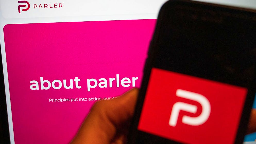 ARCHIV - Auf einem Handy wird das Logo der Social Media Plattform Parler angezeigt. Foto: Christophe Gateau/dpa