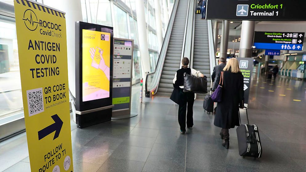 ARCHIV - Schilder weisen den Weg zu einer Corona-Teststation am Terminal 2 auf dem Flughafen Dublin. Trotz eines Urlaubs-Verbots wegen der Corona-Pandemie sind Medienberichten zufolge Tausende Iren ins Ausland geflogen. Foto: Brian Lawless/PA Wire/dpa