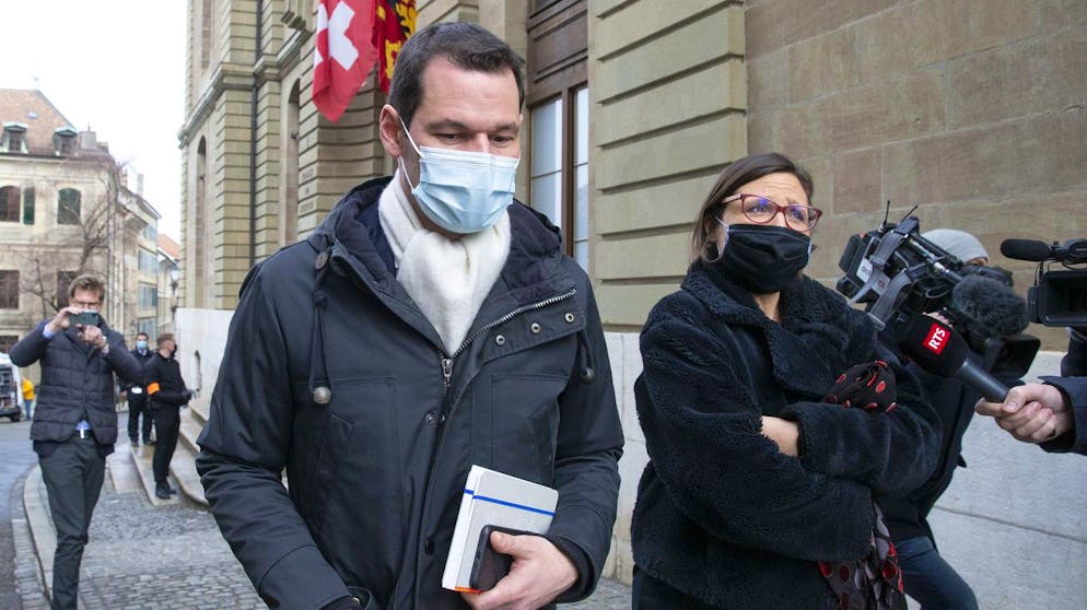 Pierre Maudet, gauche, conseiller d'Etat genevois, entoure de son avocate Yaeel Hayat, droite, quitte le palais de justice apres son audition lors du deuxieme jour de son proces pour acceptation d'avantage devant le Tribunal de police, ce mardi 16 fevrier 2021 a Geneve. (KEYSTONE/Salvatore Di Nolfi)