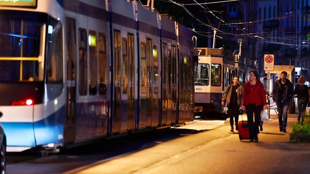 Der Pilot eines Trams ist in Zürich mit einem Laserpointer im Auge getroffen worden. (Symbolbild)