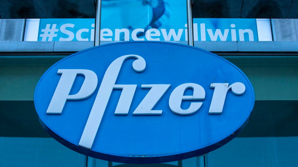 Das Pfizer-Logo am Hauptsitz des Pharmaunternehmens im belgischen Elsene in der Nähe von Brüssel.