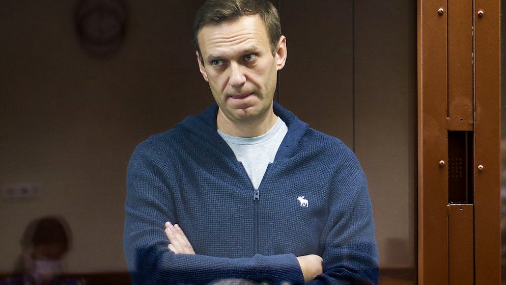 HANDOUT - Auf diesem Foto, das vom Bezirksgericht Babuskinsky zur Verfügung gestellt wurde, steht der russische Oppositionspolitiker Alexej Nawalny hinter einer Glasscheibe während einer Anhörung vor dem Bezirksgericht Babuskinsky. Foto: -/Babuskinsky District Court/AP/dpa - ACHTUNG: Nur zur redaktionellen Verwendung im Zusammenhang mit der aktuellen Berichterstattung und nur mit vollständiger Nennung des vorstehenden Credits