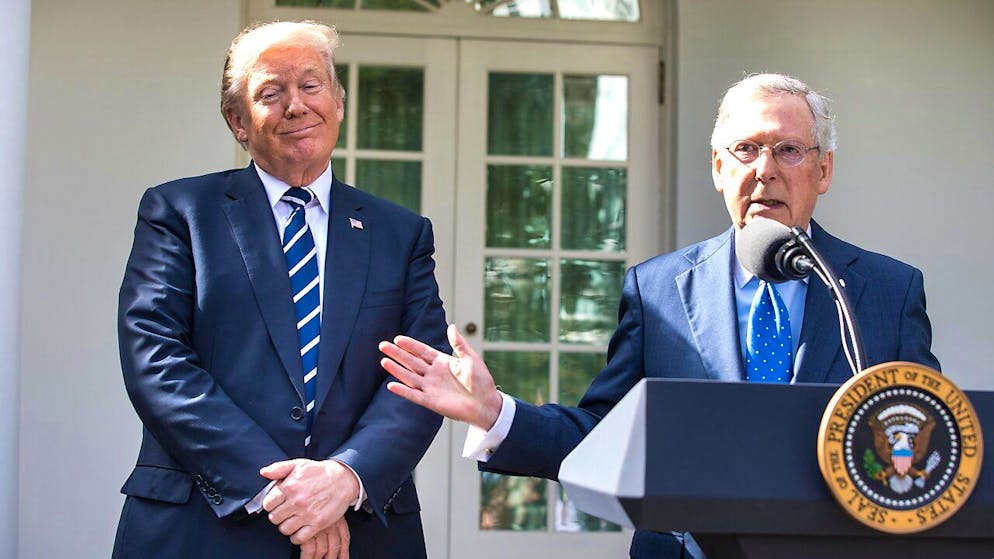 L'ex presidente Usa Donald J. Trump con il senatore repubblicano Mitch McConnell in una foto del 2017, quando tra i due correva ancora buon sangue