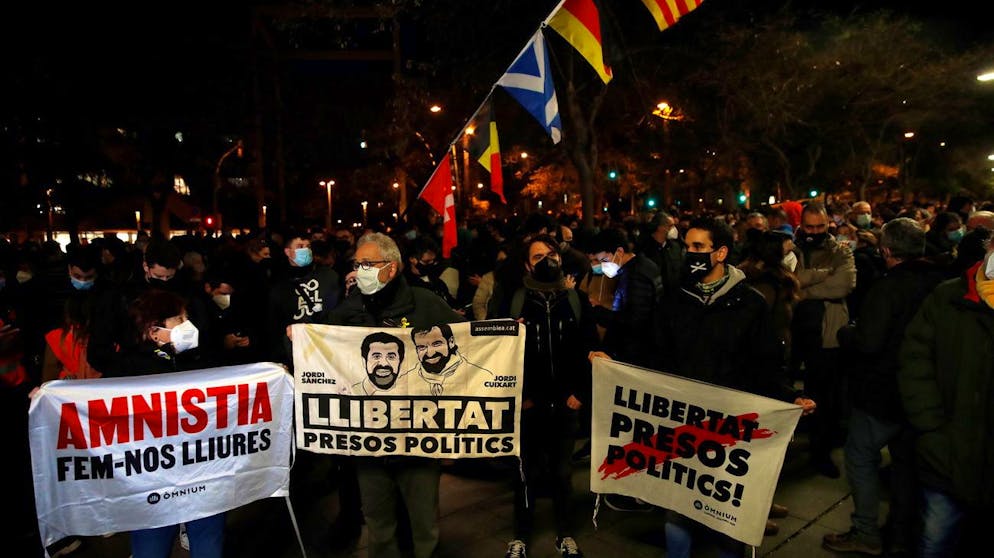 Friedliche Demonstranten unterstützen Hasél am 16. Februar in Barcelona, ...
