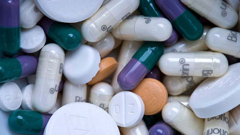 Handeln Behörden und Pharmafirmen Rabatte für Medikamentenpreise aus, verzögert sich das Verfahren zur Preisfestsetzung, wie eine Studie zeigt. Geheime Rabatte können die Preise mittelfristig sogar in die Höhe treiben. (Themenbild)